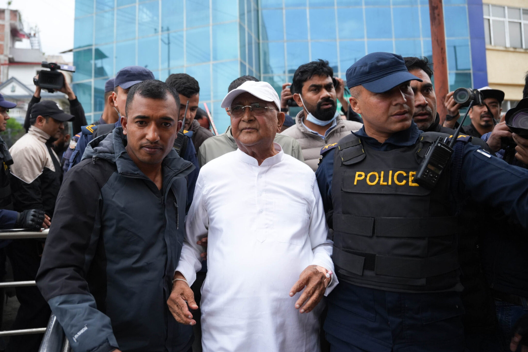 रिहा भएलगत्तै ओलीको प्रतिक्रिया: ‘पूर्वाग्रहपूर्ण आरोपले १३ दिन गैरकानुनी नियन्त्रणमा राखियो’