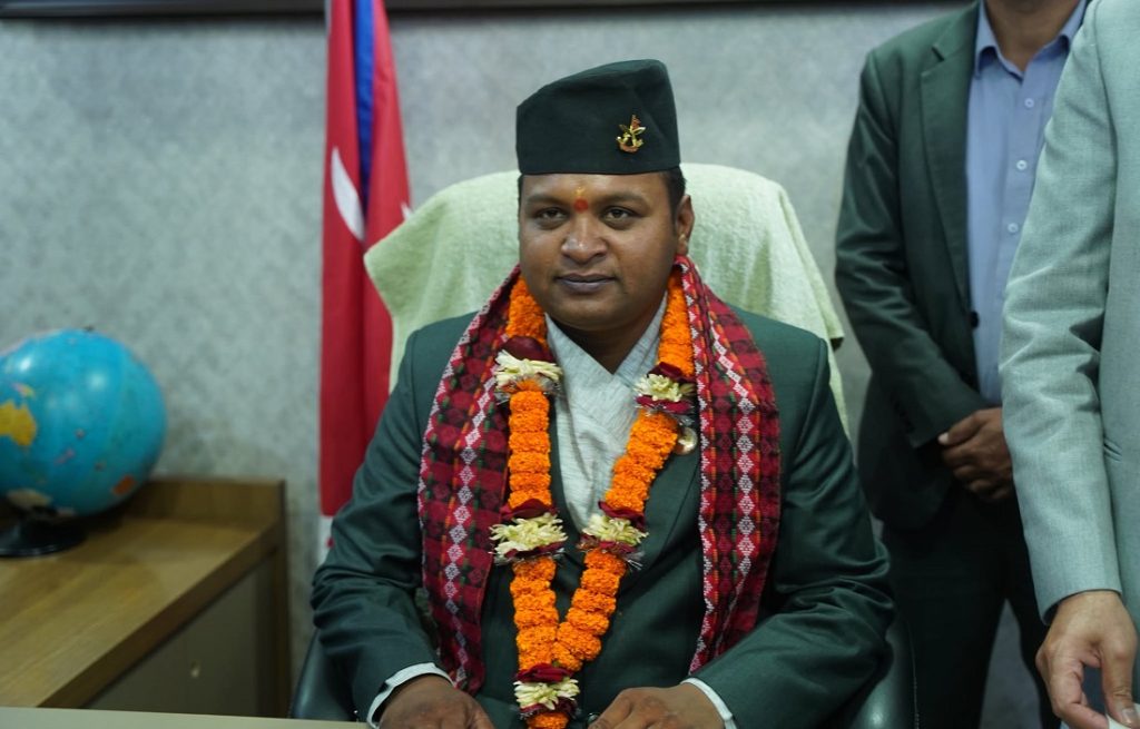 श्रममन्त्री दीपककुमार साह १३ दिनमै पदमुक्त