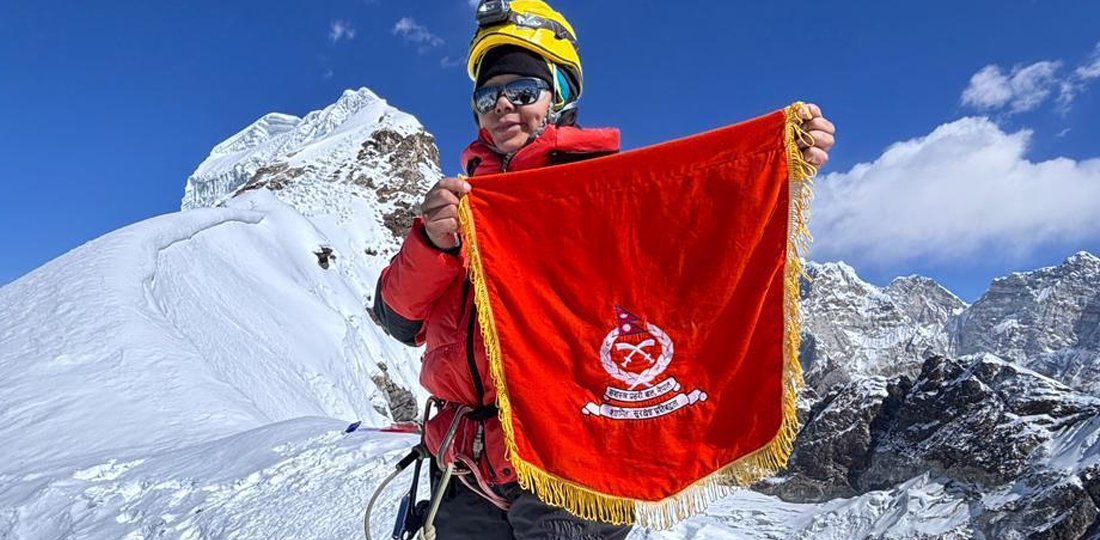 सशस्त्रकी असई निम दिकी शेर्पाद्वारा लोबुचे हिमालको सफल आरोहण