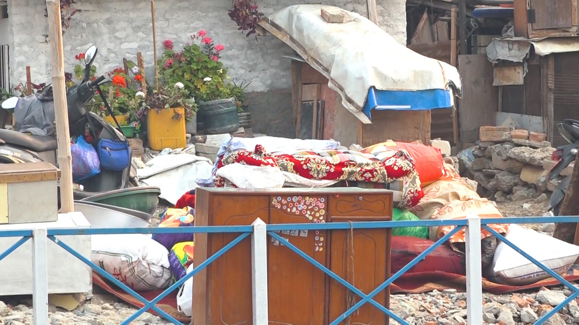 डोजर चल्ने हल्लापछि सुकुम्बासीले बस्ती खाली गर्न थाले (तस्वीरहरू)