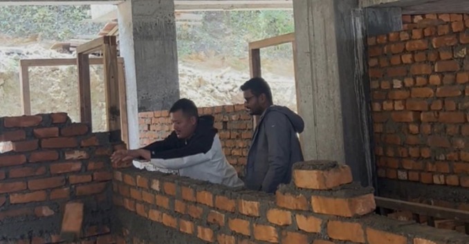 सम्झौता बिपरीतका इँटा प्रयोग गरेपछि प्रशासनिक भवनको पर्खाल भत्काइयो