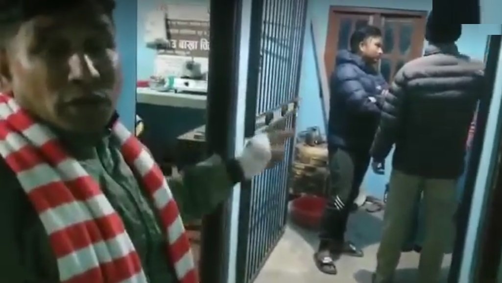 सिन्धुलीमा बैंक लुटपाट : कर्मचारीलाई बाँधेर गार्डको हात काटियो, स्थानीयले भेटे बोरामा पैसा