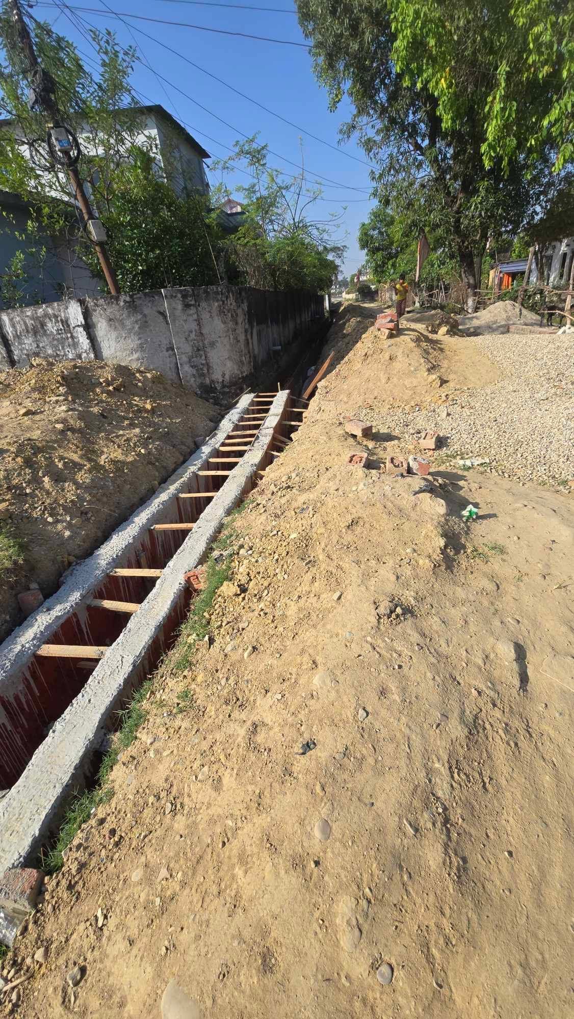 बेलासपुर भित्री सडक अलपत्र: वेस्टर्न मार्टबाट भित्रिने बाटोमा सर्वसाधारणको हैरानी